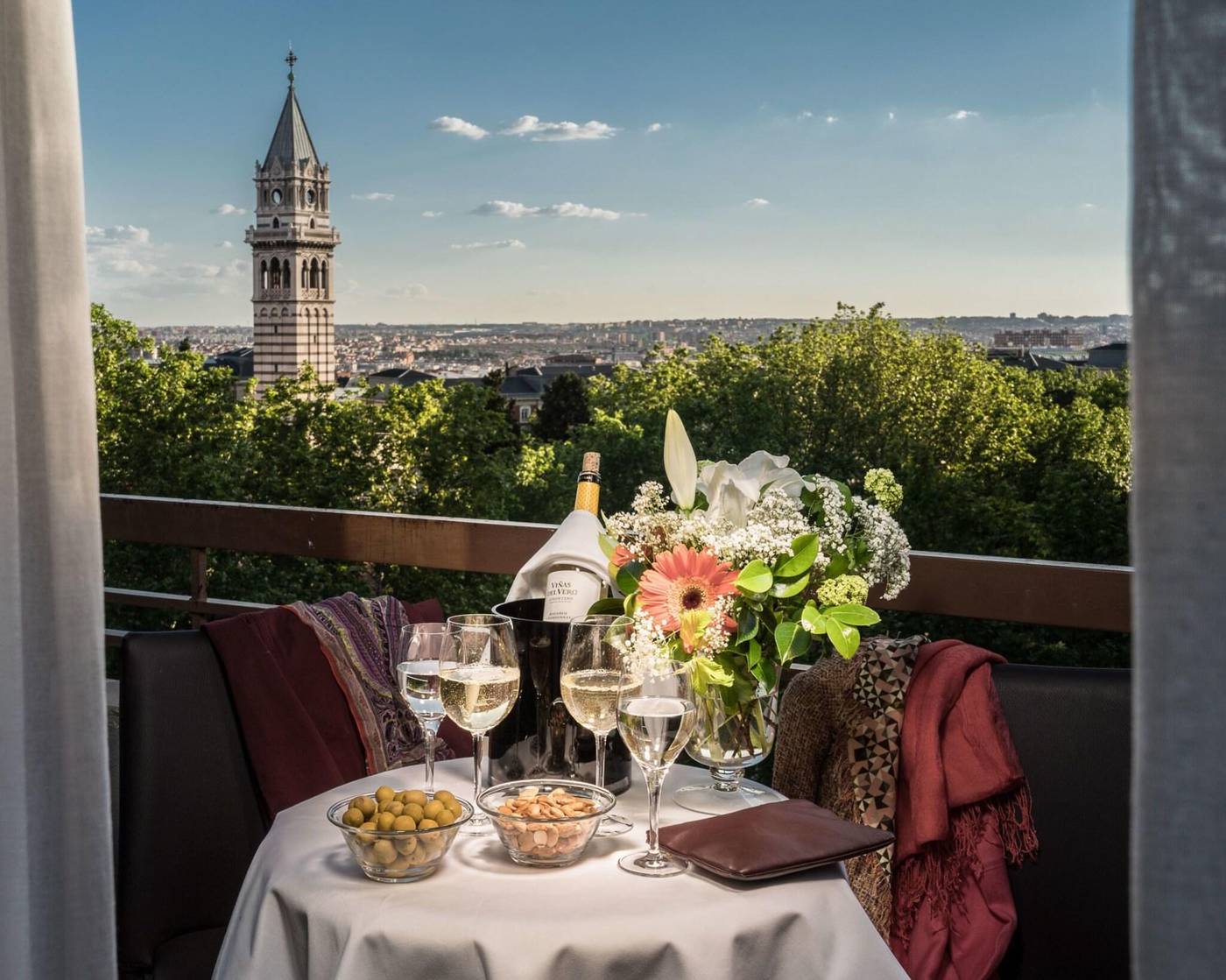 Santos-Agumar-Room-35