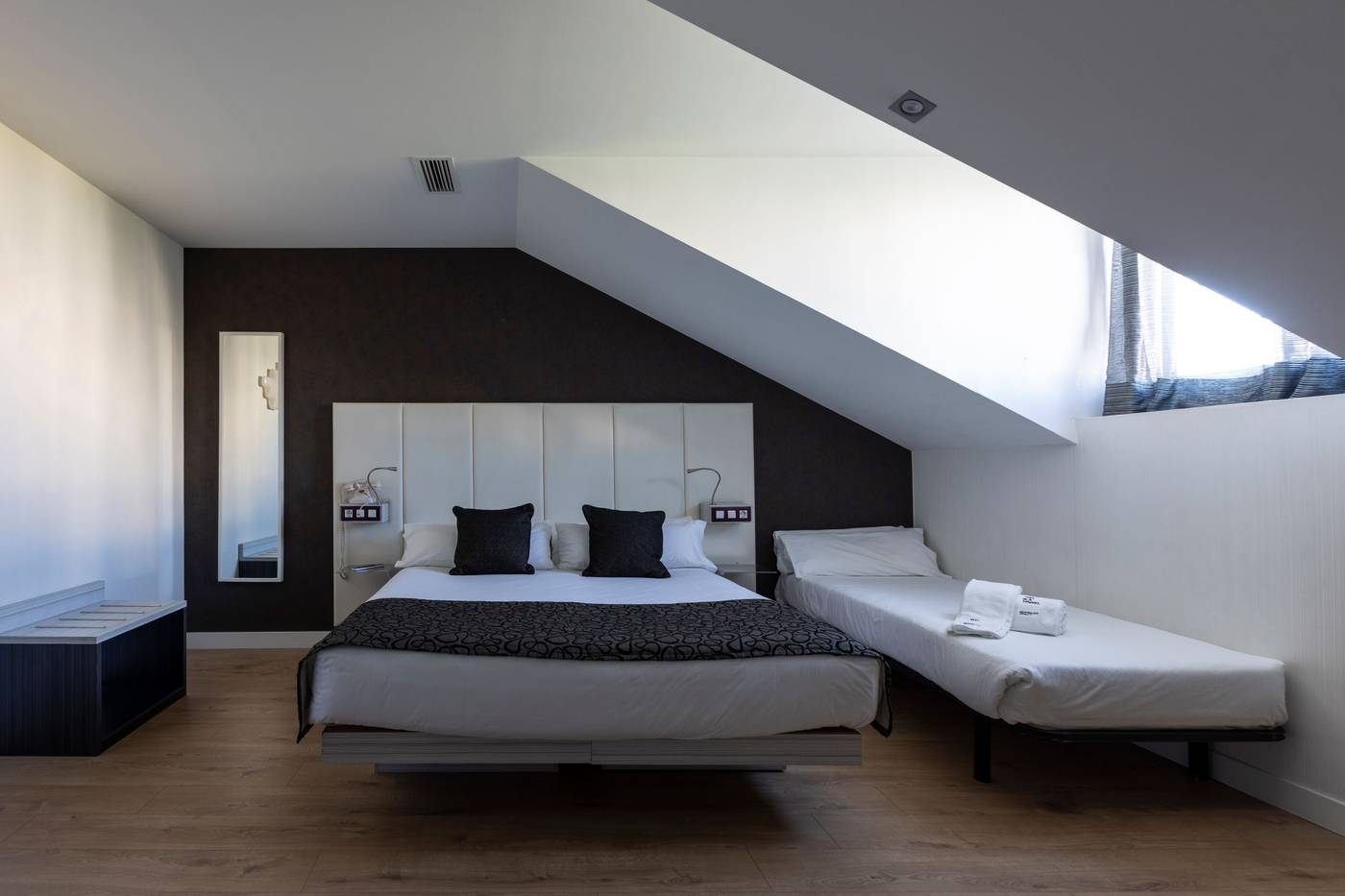 Petit-Palace-Santa-Barbara-Room-25