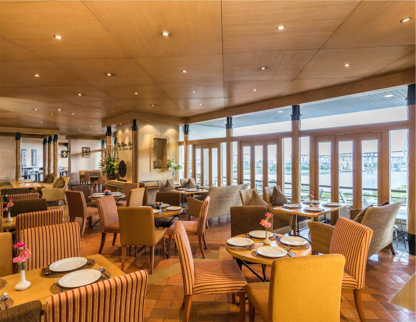 Riverfront-Bangkok-Restaurant-36
