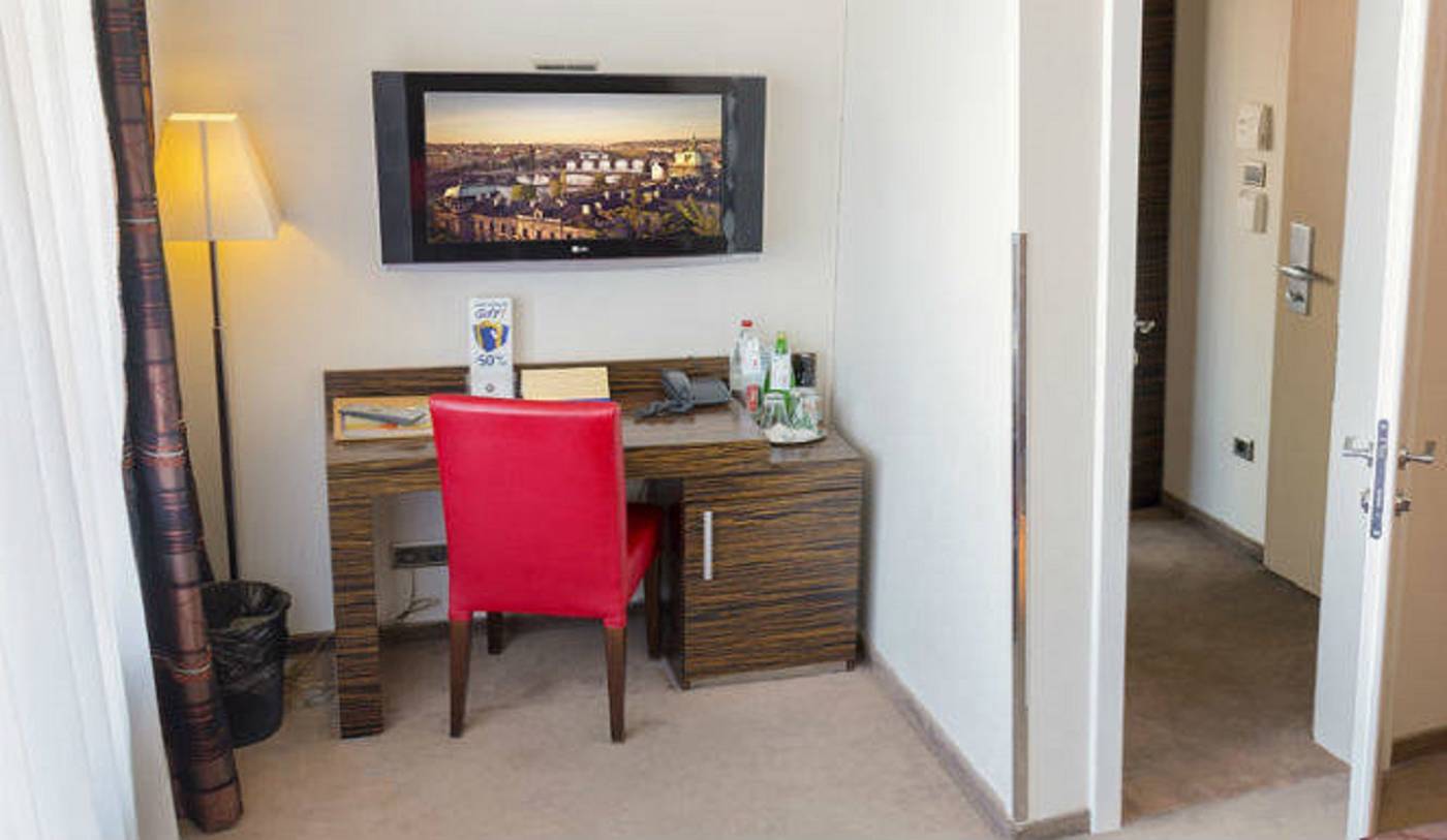 EA-Hotel-Crystal-Palace-Room-18