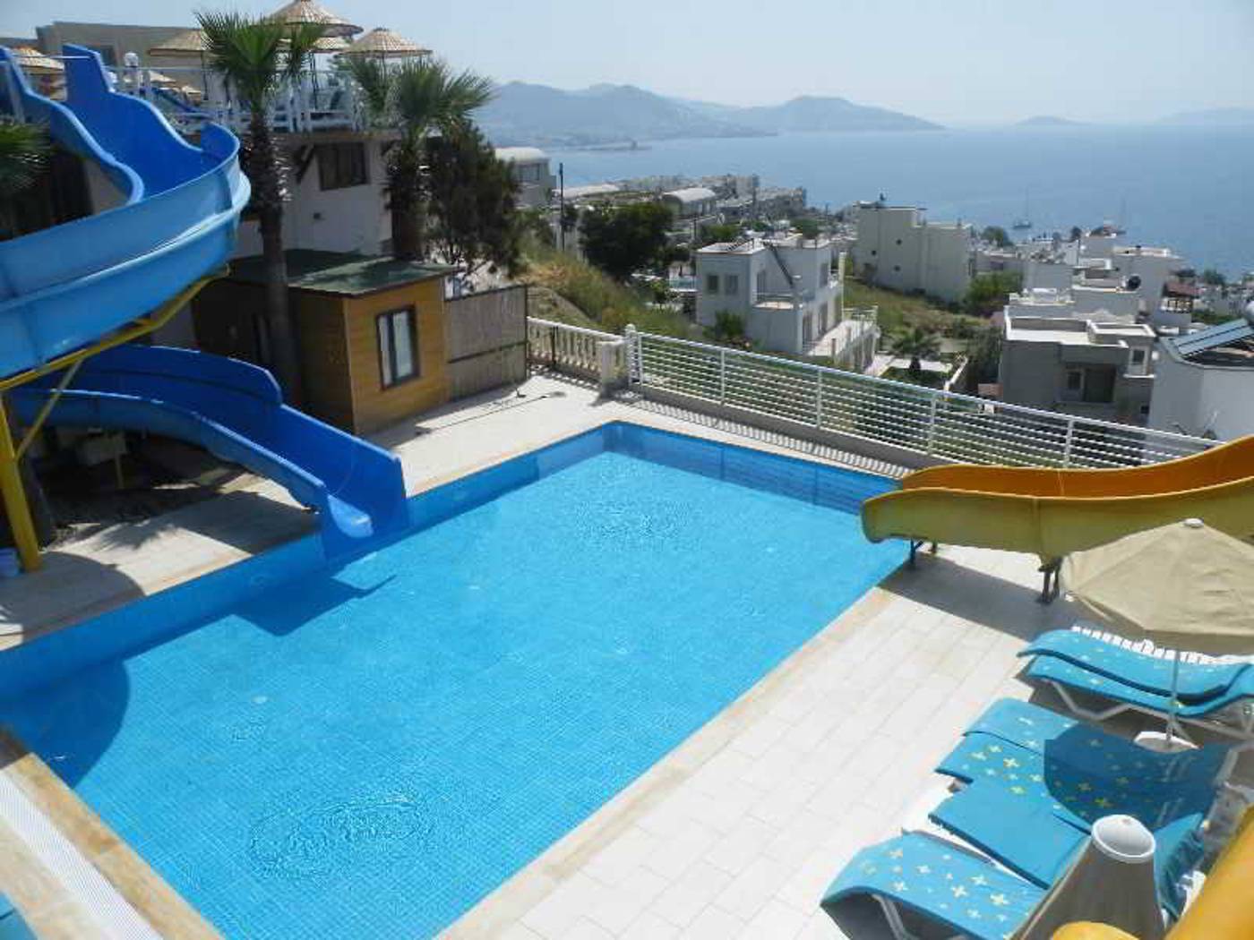 Family-Belvedere-Pool-6