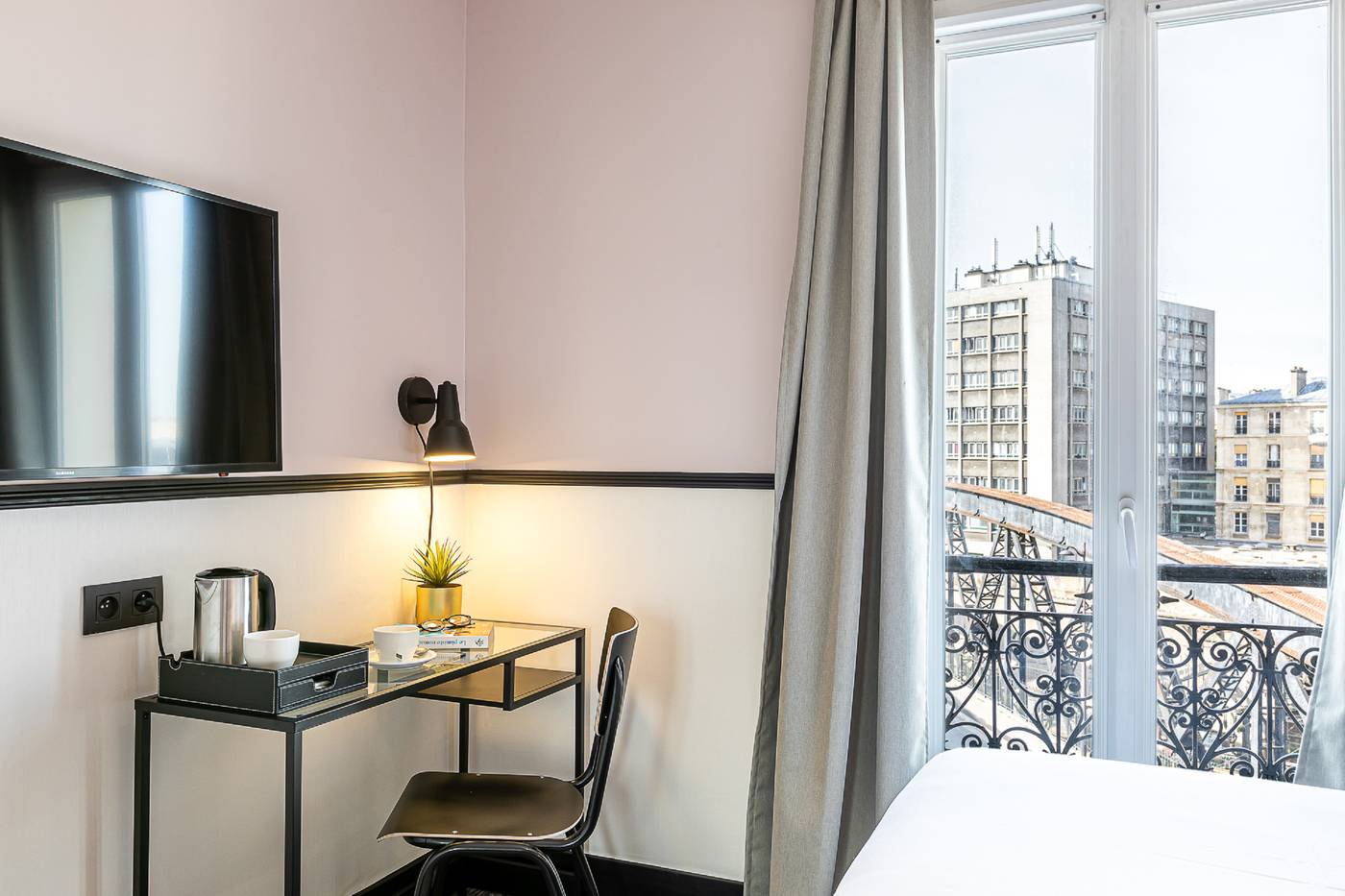 At-Gare-du-Nord-Room-6