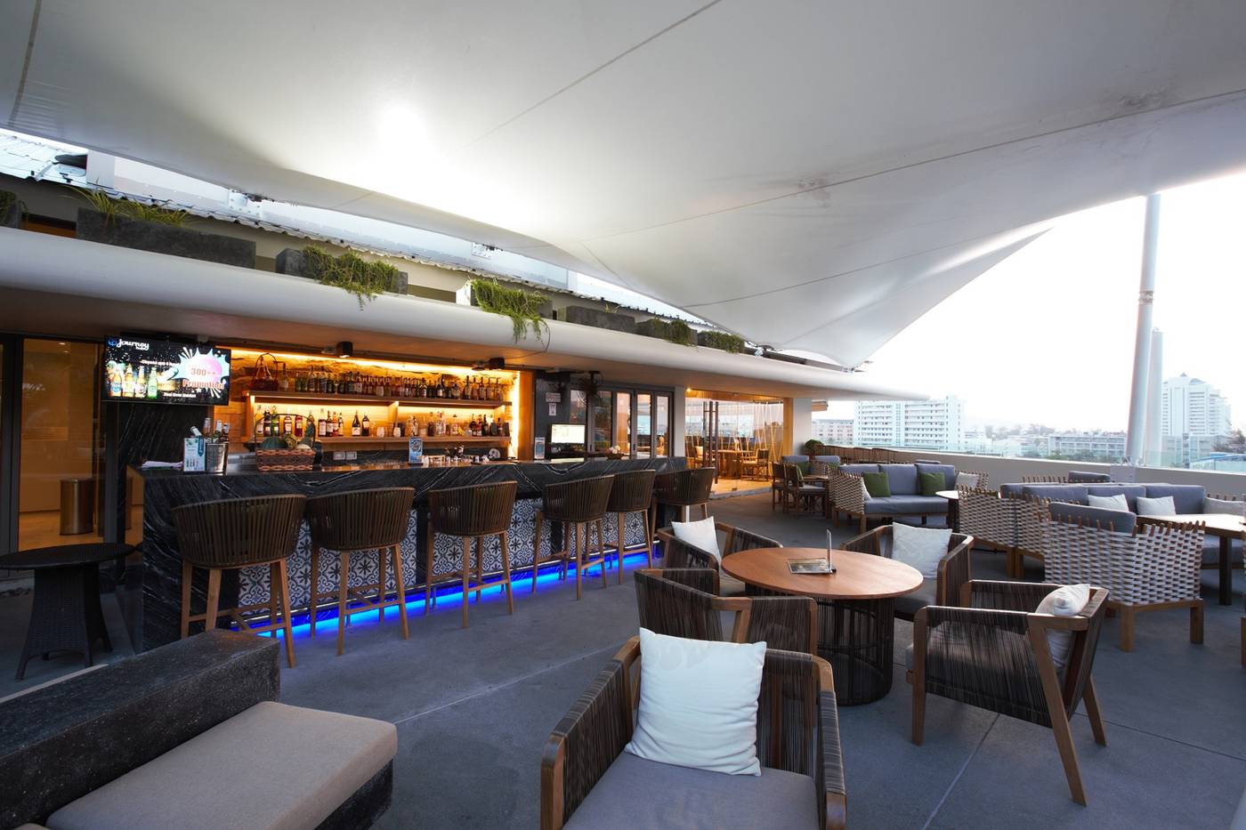 Oakwood-Hotel-Journeyhub-Phuket-Bar-6