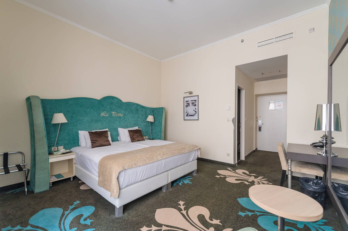 La-Prima-Fashion-Hotel-Room-18