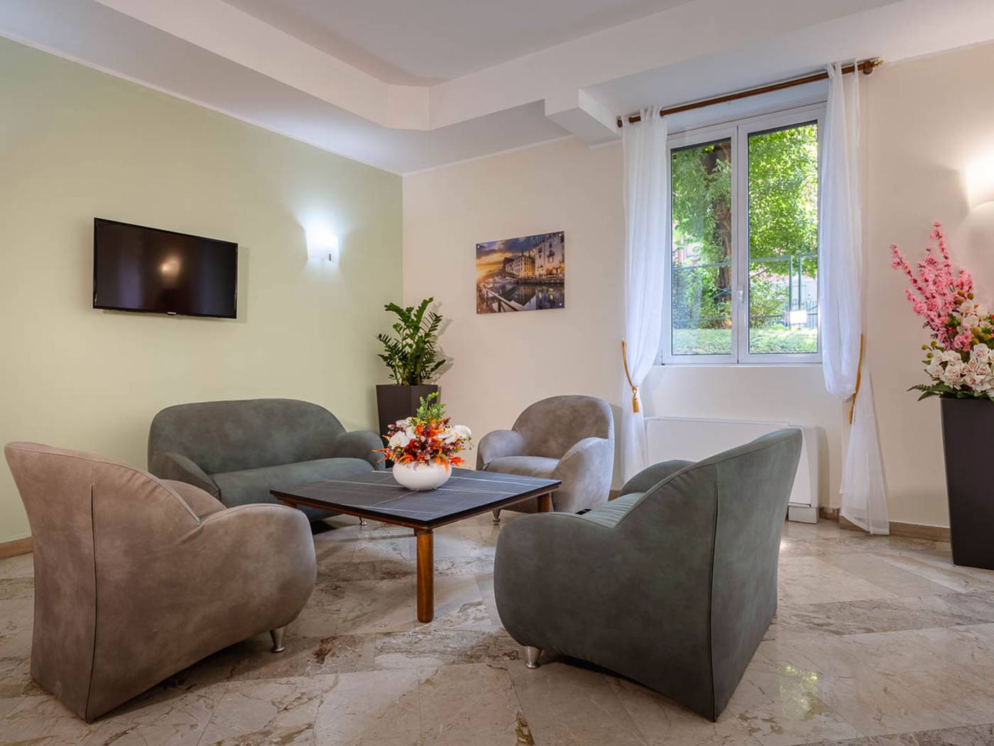 iH-ApartHotel-Milano-Argonne-Park-Lobby-12