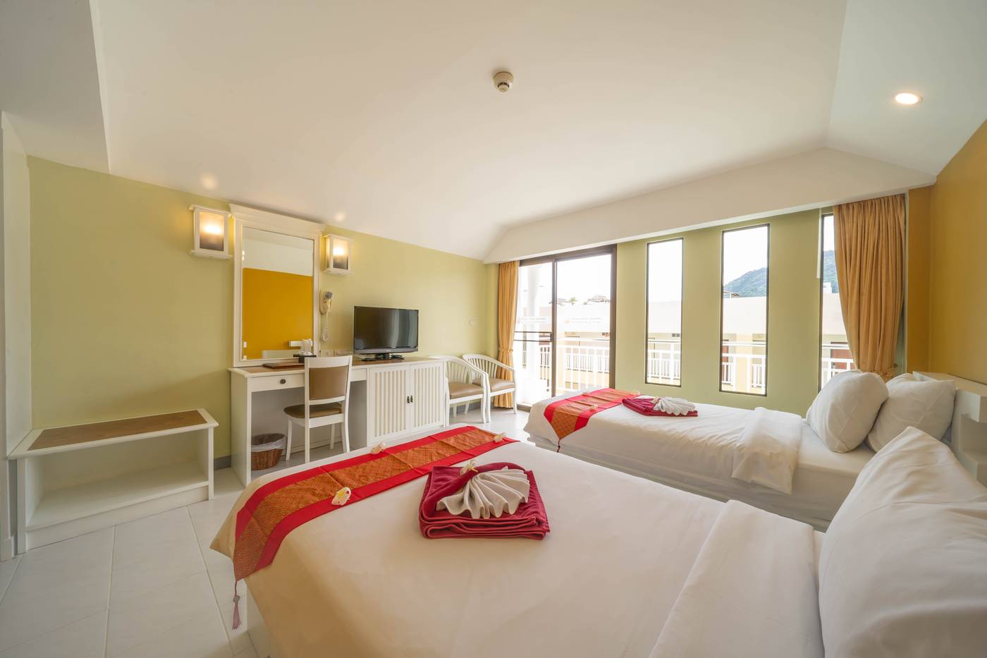 LA-Vintage-Resort--Former-Poppa-Palace--Room-28