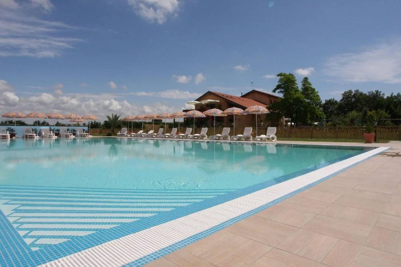 Country-House-Country-Club-Pool-15