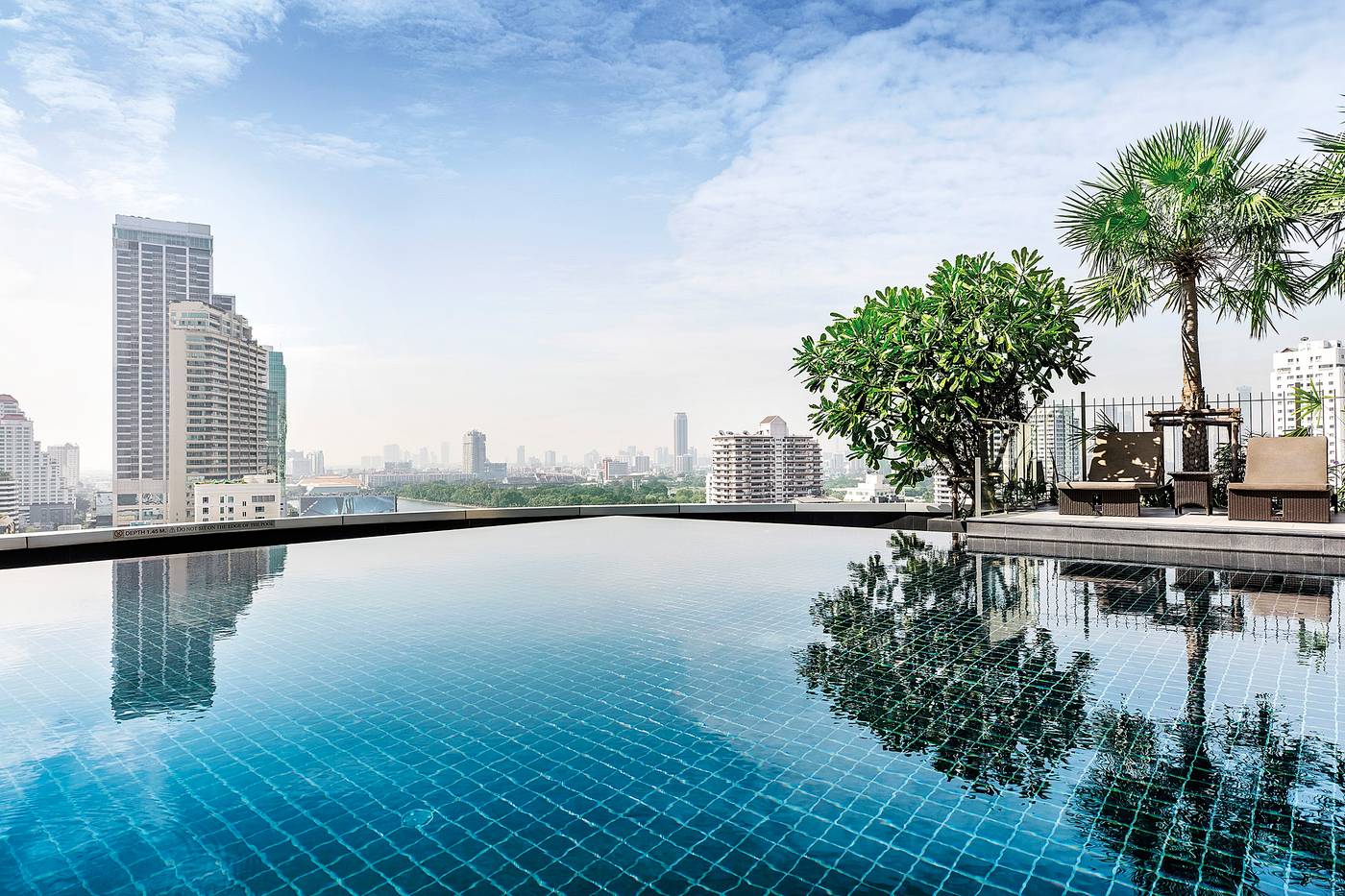 Grande-Centre-Point-Hotel-Terminal-21-Pool-4