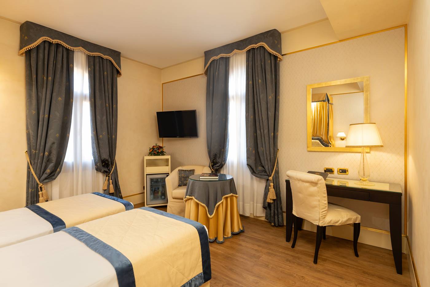 A-La-Commedia-Room-19