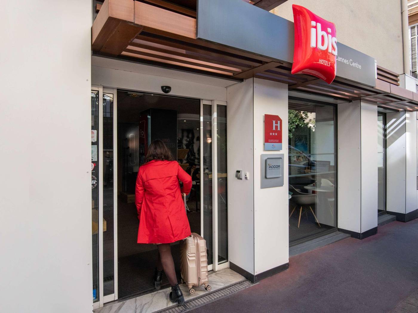 ibis-Cannes-Centre-Lobby-32