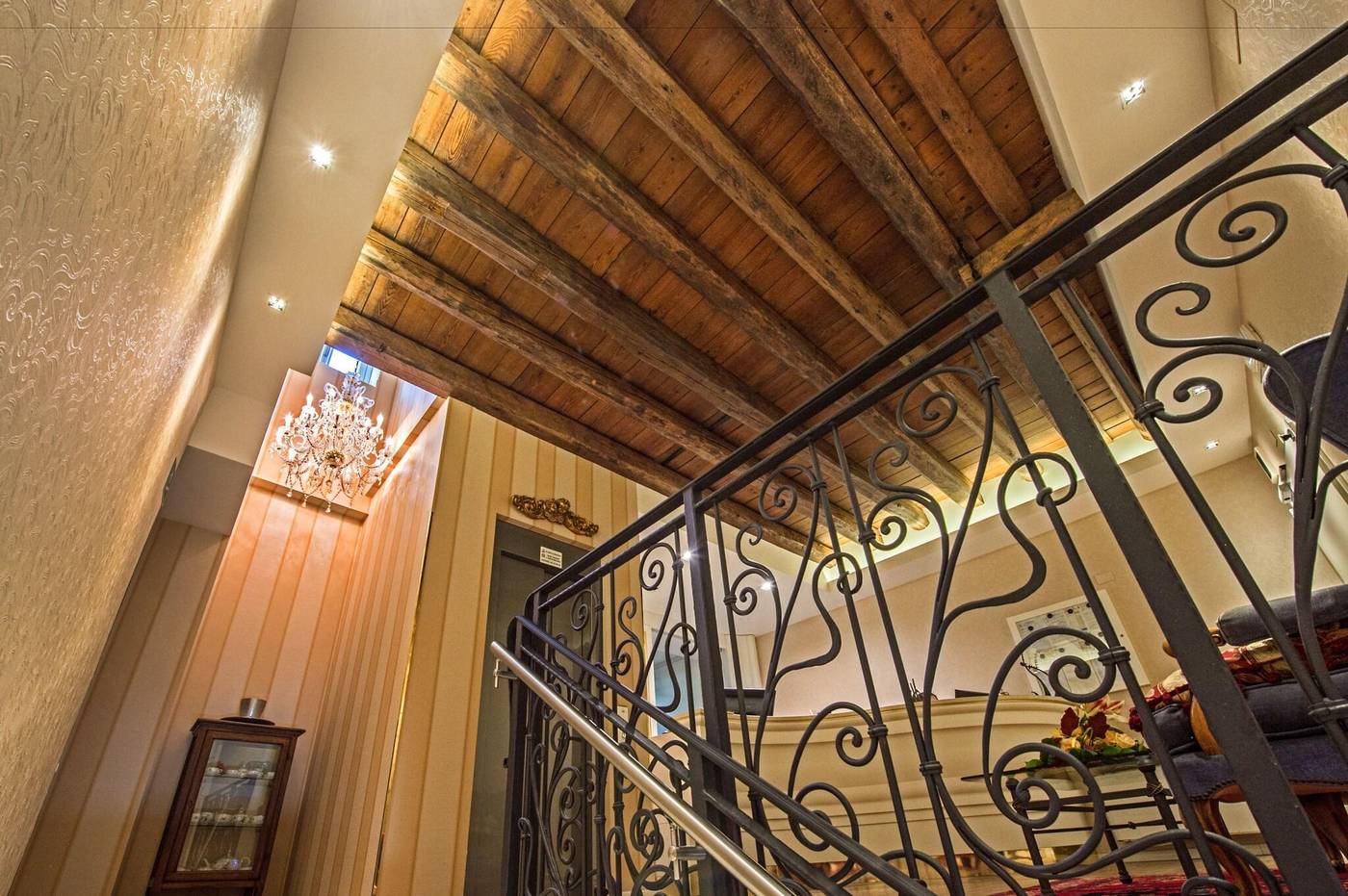 Hotel-Al-Vivit-Lobby-3