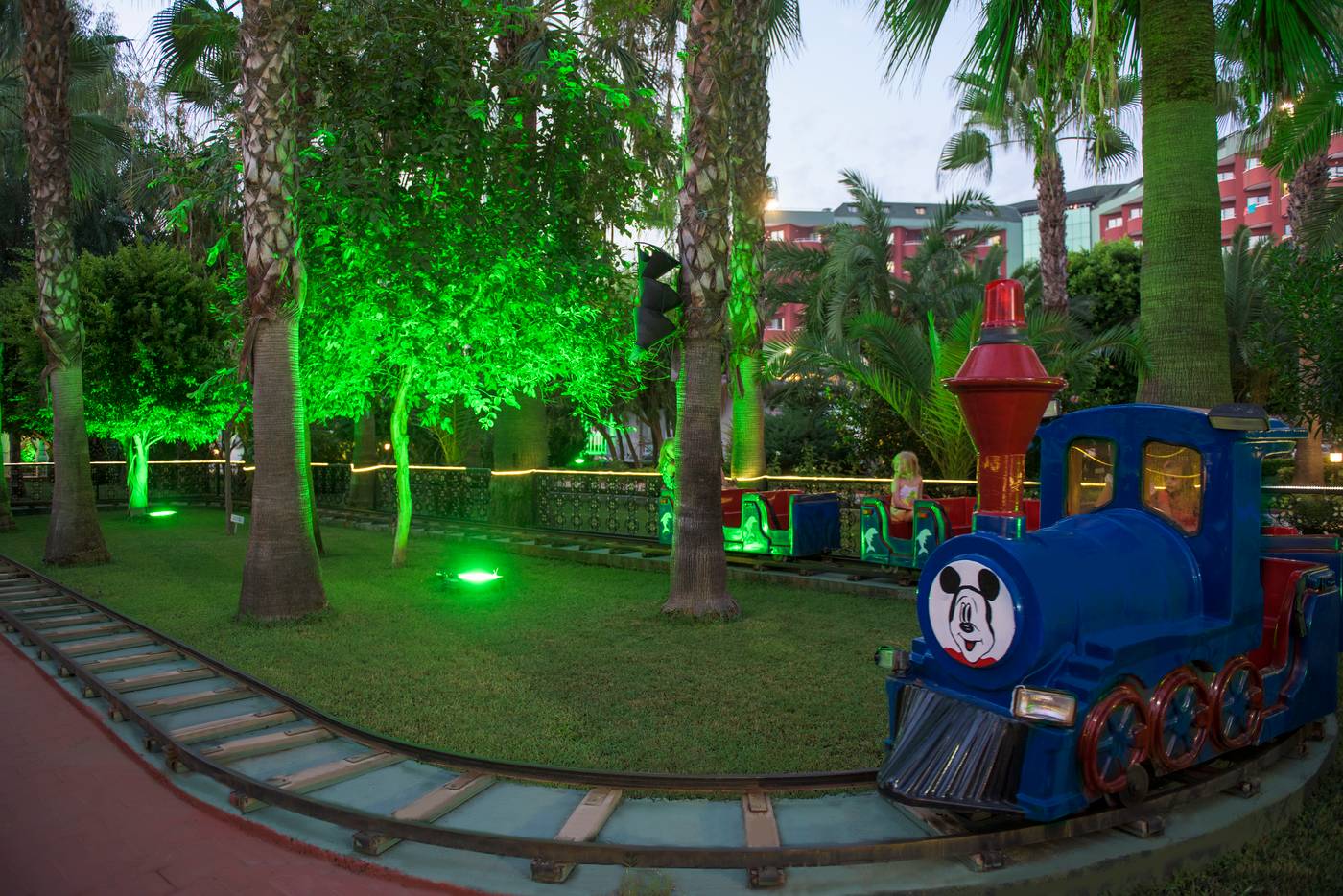 Delphin-Deluxe-Sports-and-Entertainment-14