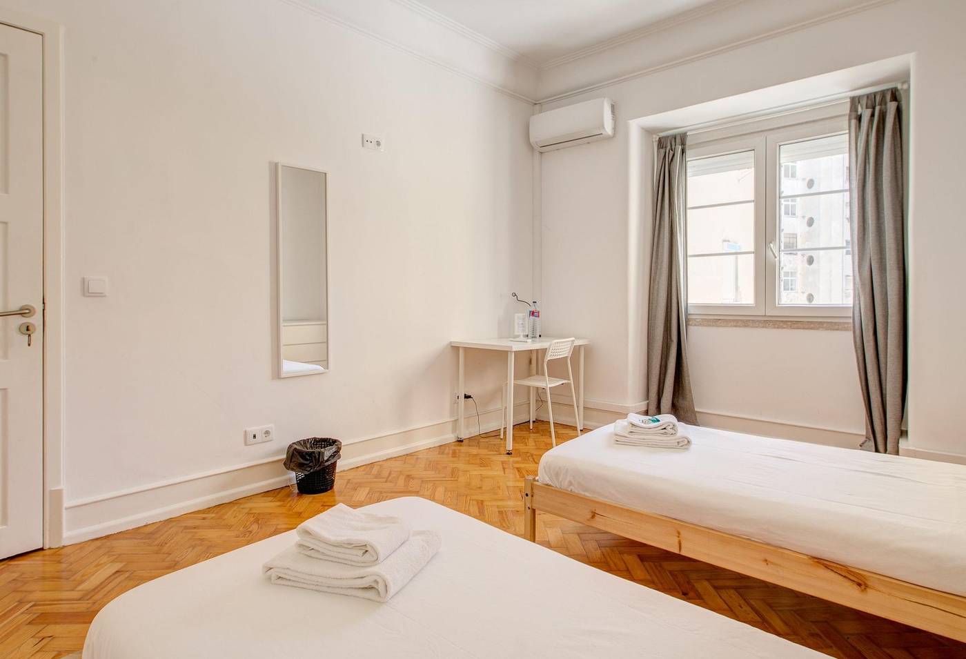 Home-Out-Rooms---Apartments-Room-43