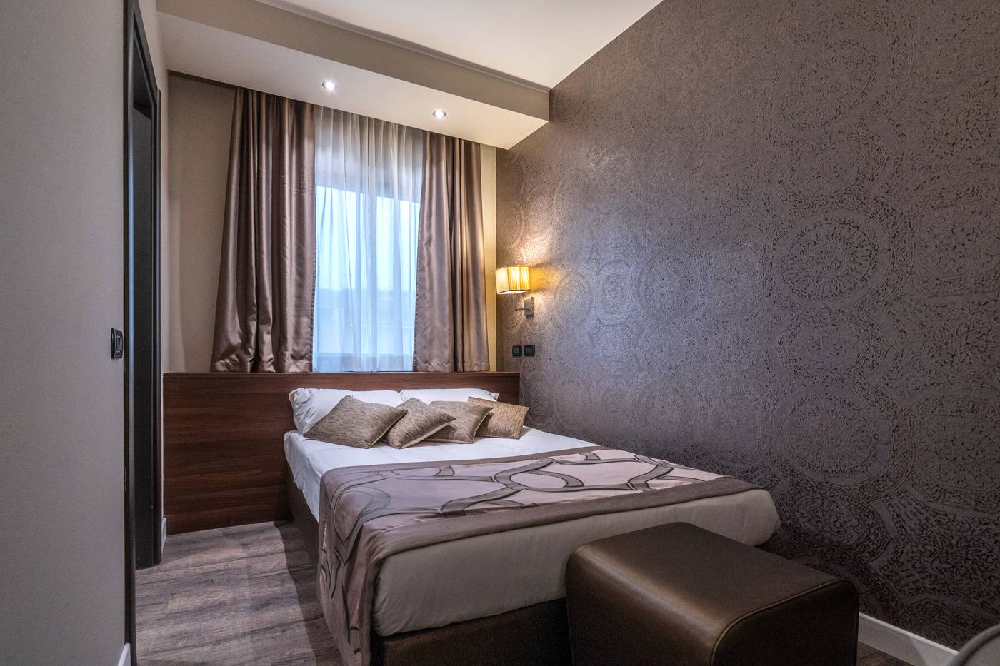 Smart-Hotel-Holiday-Room-25