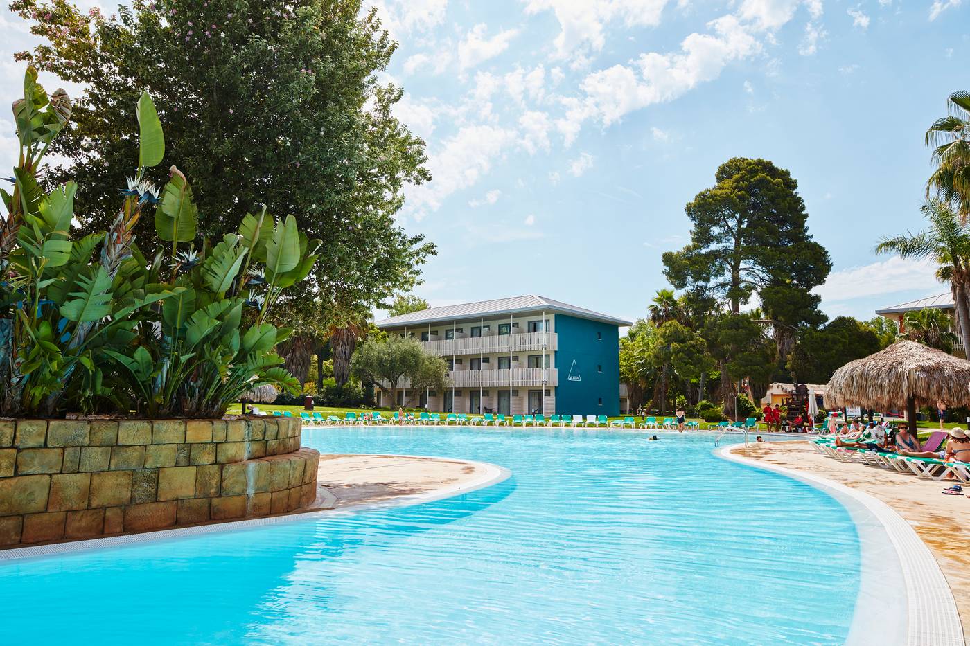 PortAventura-Hotel-Caribe---Theme-Park-Pool-1