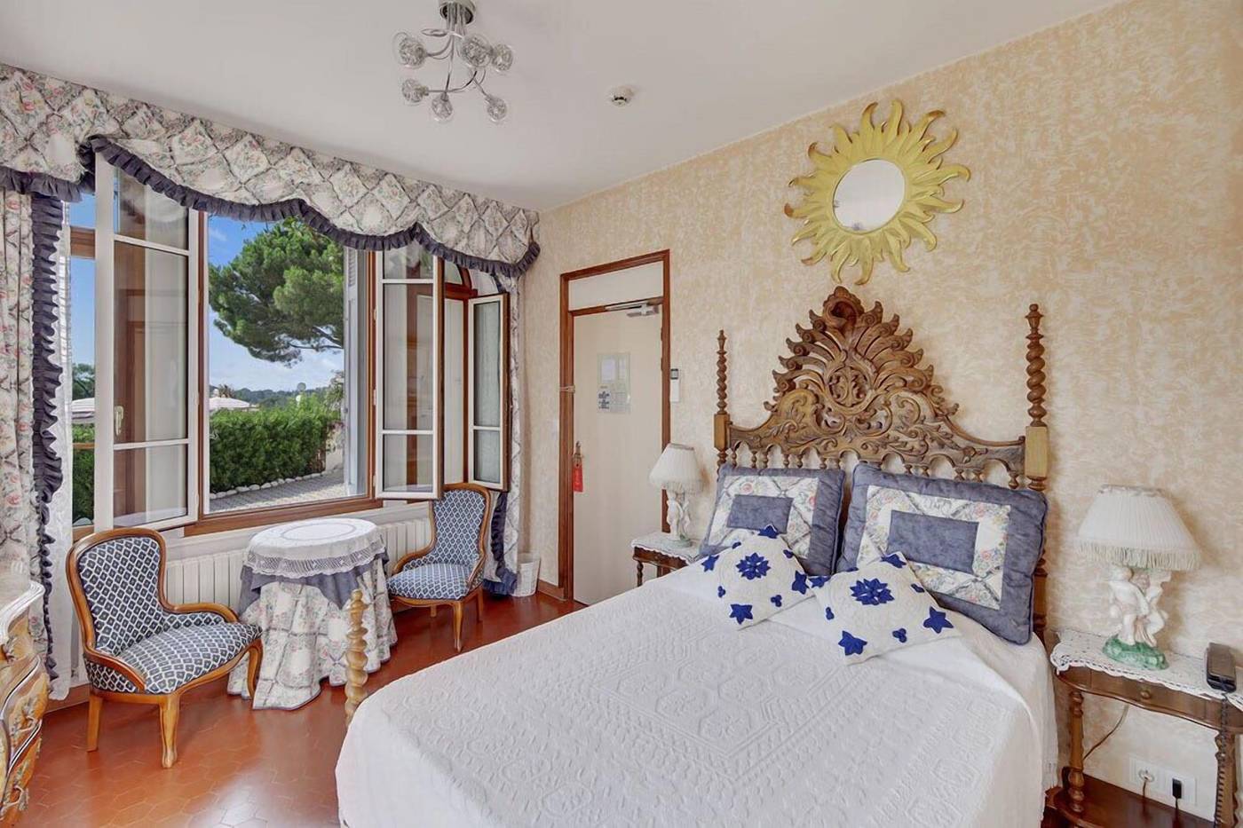 Chateau-de-Mei-Lese-Room-52