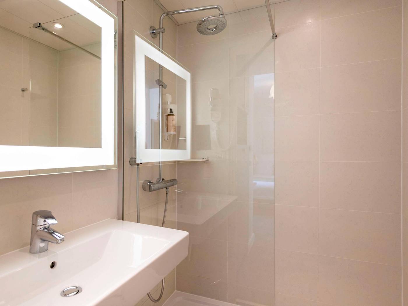 Hotel-Mercure-Paris-Montparnasse-Raspail-Room-35