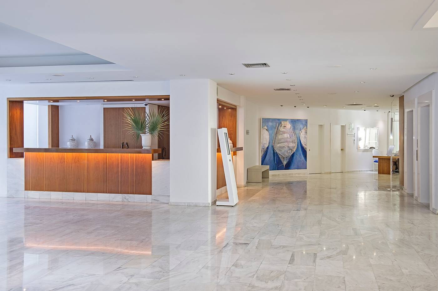 Grecian-Sands-Hotel-Lobby-48