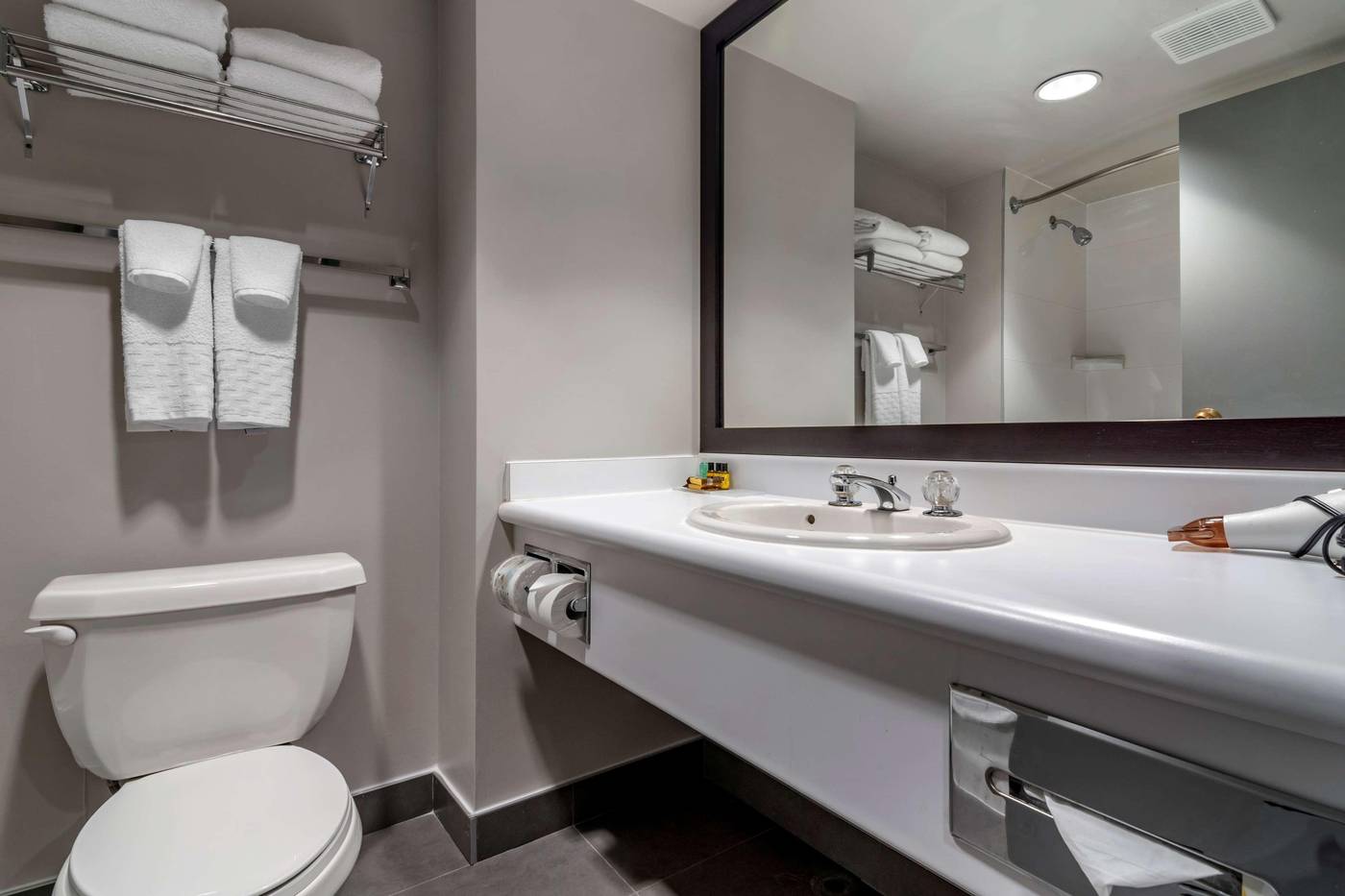 Best-Western-Plus-Vancouver-Airport-Hotel-Room-34