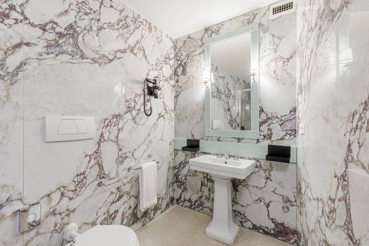 Room-Mate-Isabella-Room-49