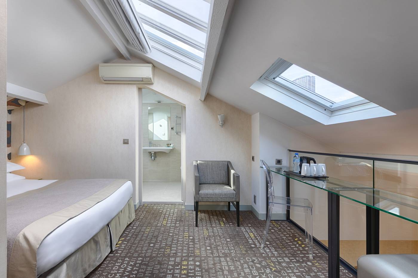 Hotel-A-la-Villa-des-Artistes-Room-9