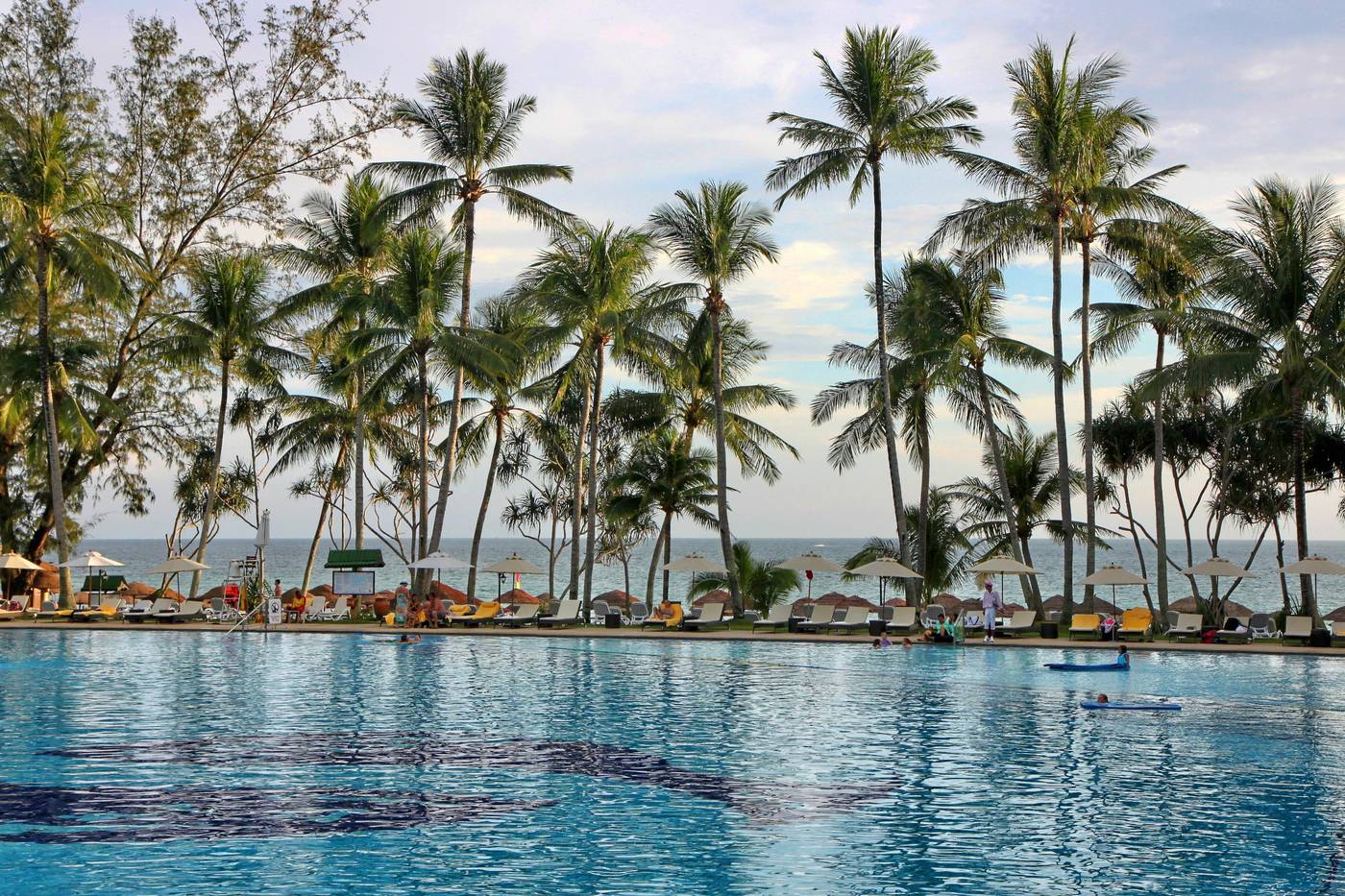 Le-Meridien-Phuket-Beach-Resort-Pool-11