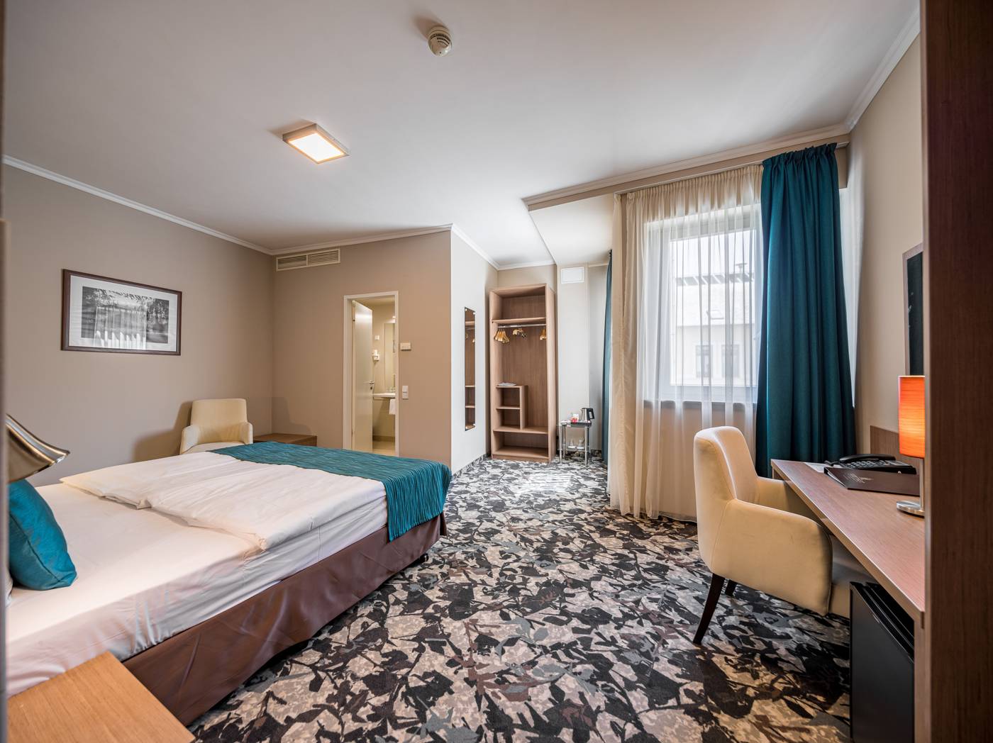 Queen-Elizabeth-Hotel-Room-14