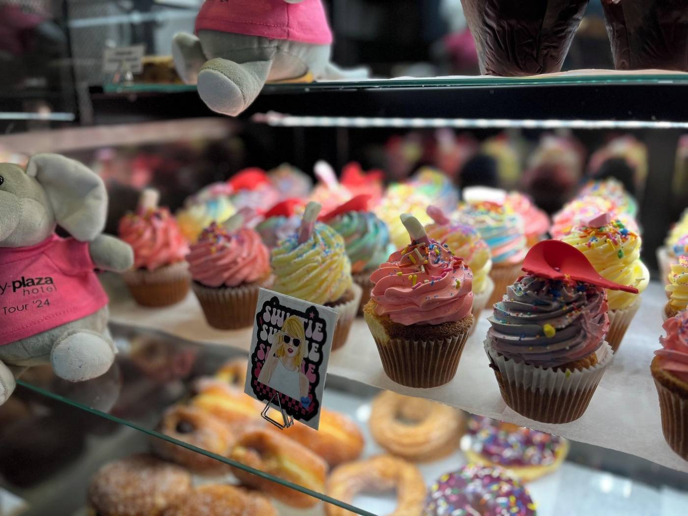 Century-Plaza-Hotel---Spa-Vancouver-Bar-104