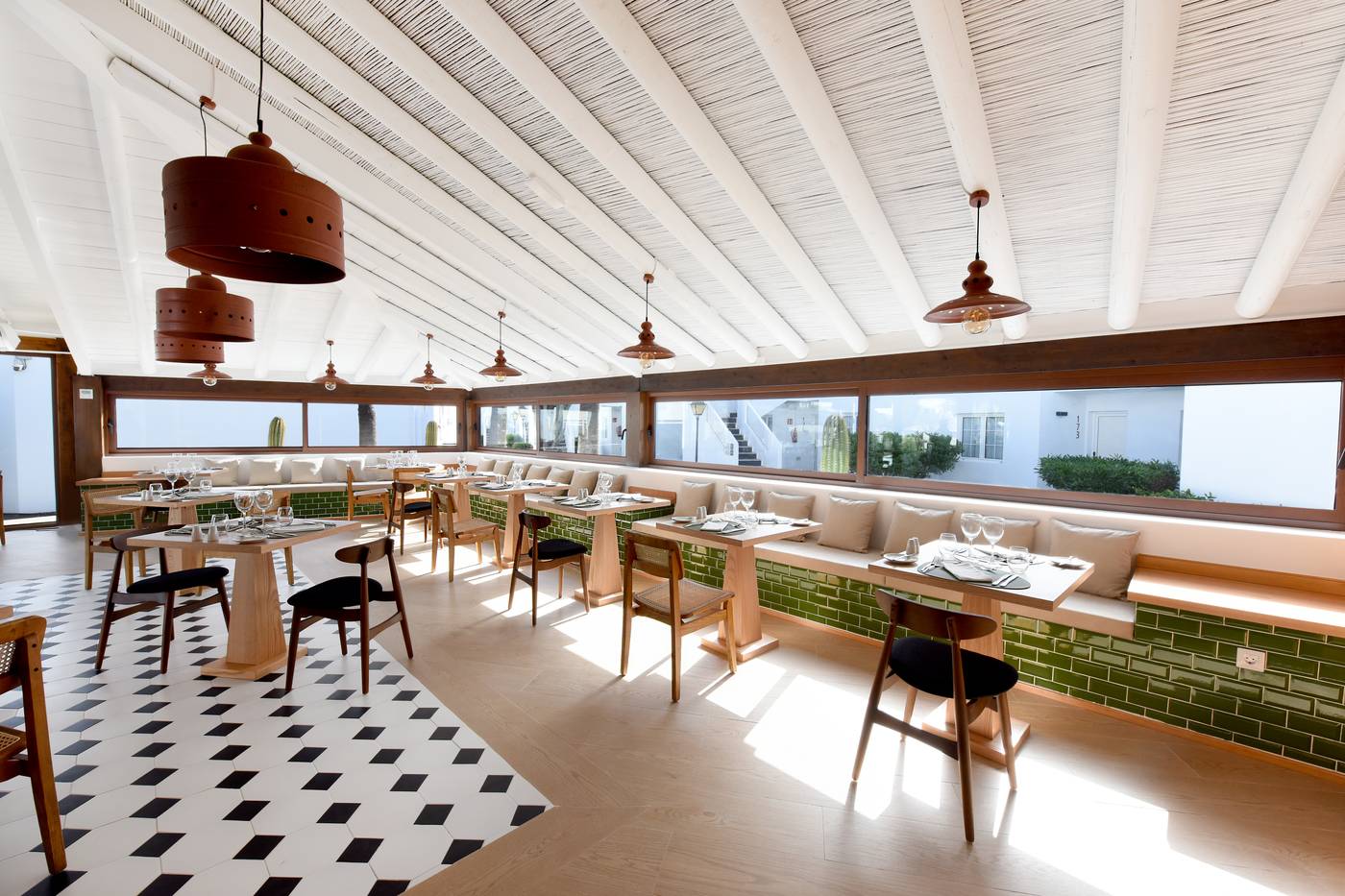 H10-White-Suites---Adults-Only-Restaurant-26