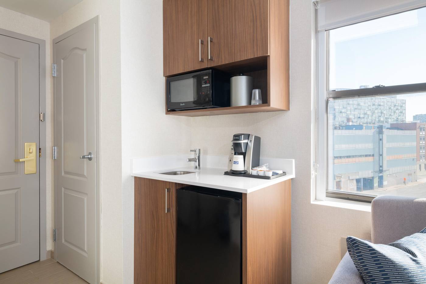 Holiday-Inn-Express---Suites-Boston---Cambridge-Room-8