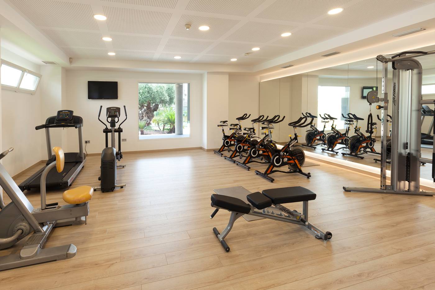 Port-Alicante--Playa-de-San-Juan-Sports-and-Entertainment-67