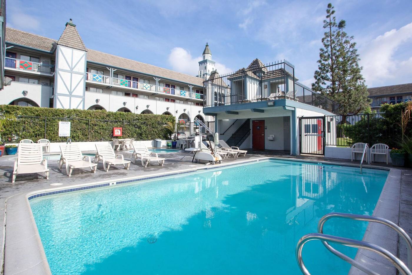 Castle-Inn-and-Suites-Room-3