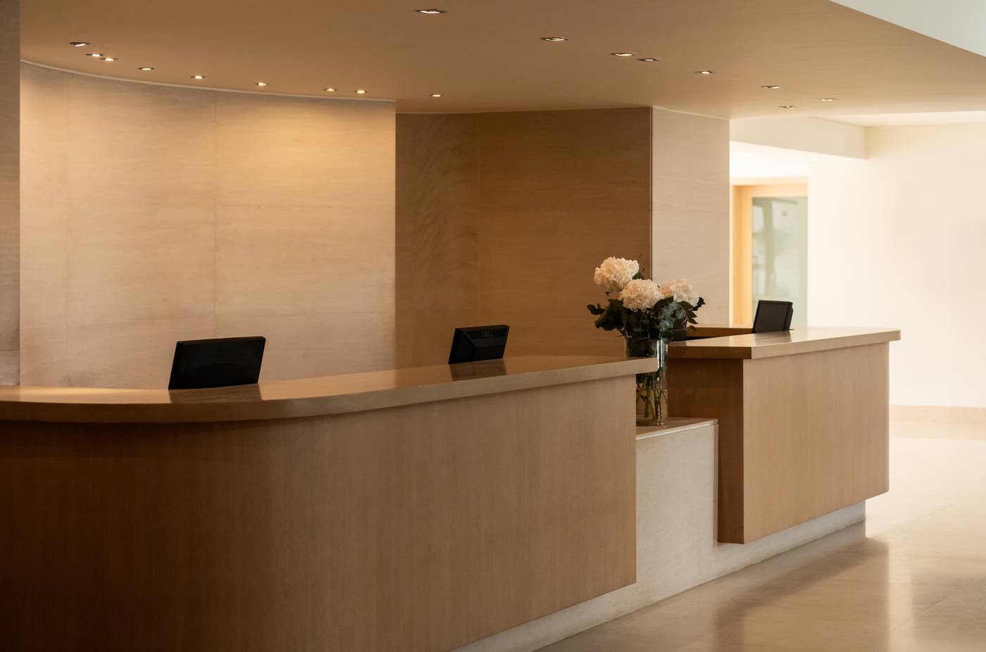 Plaza-Resort-Hotel-Lobby-10