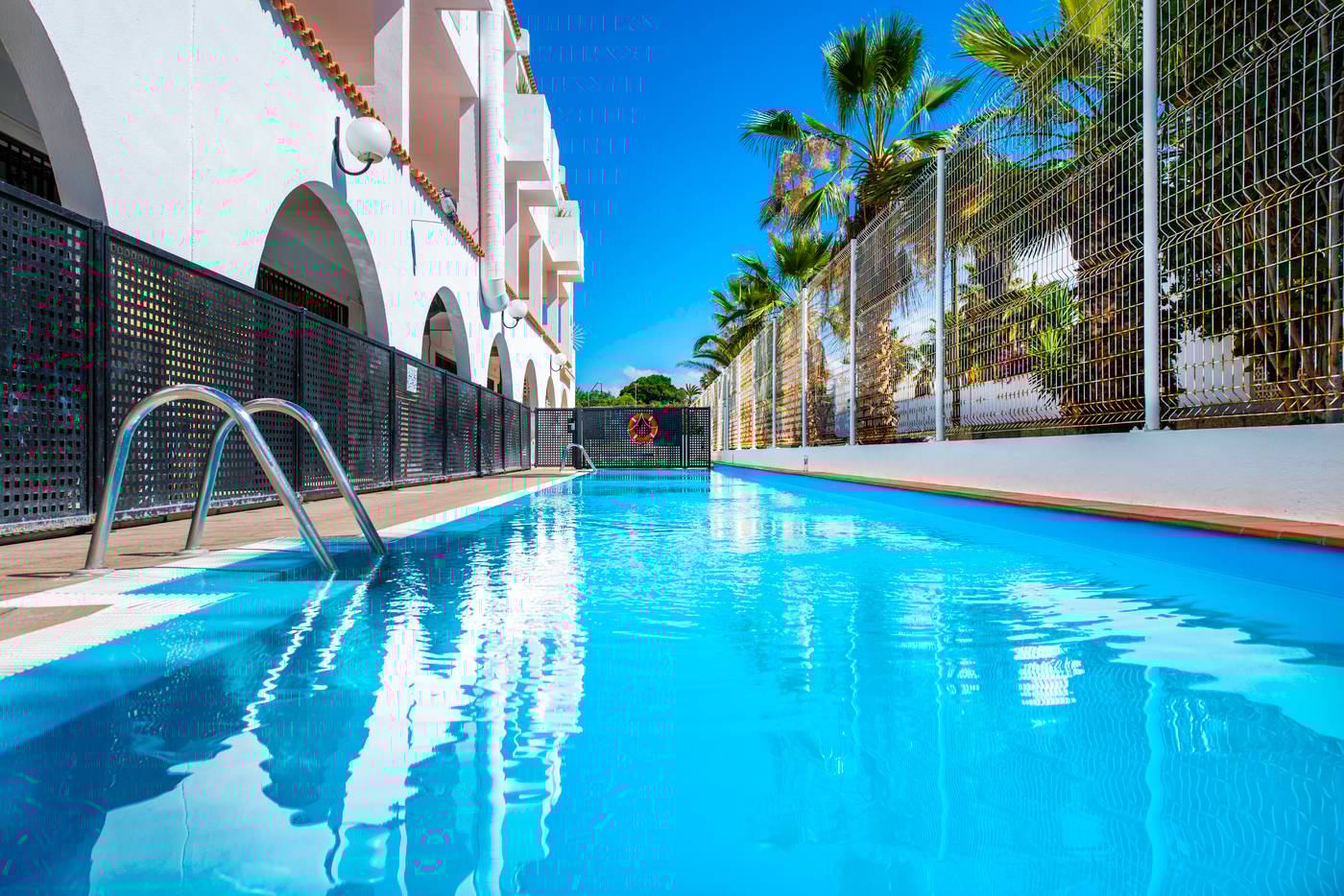 Apartamentos-Albatros-Pool-1