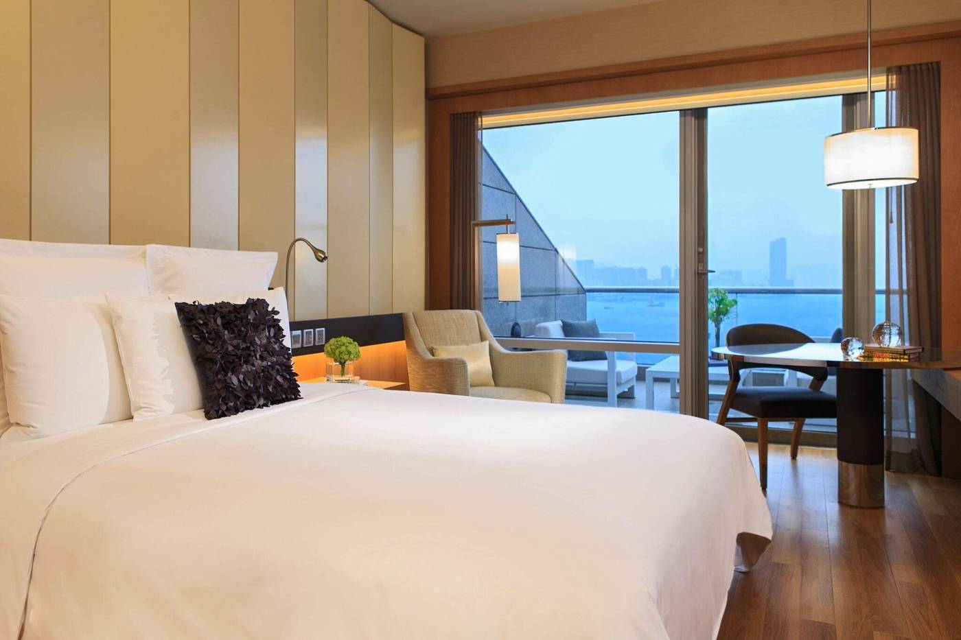 Renaissance-Hong-Kong-Harbour-View-Hotel-Room-30