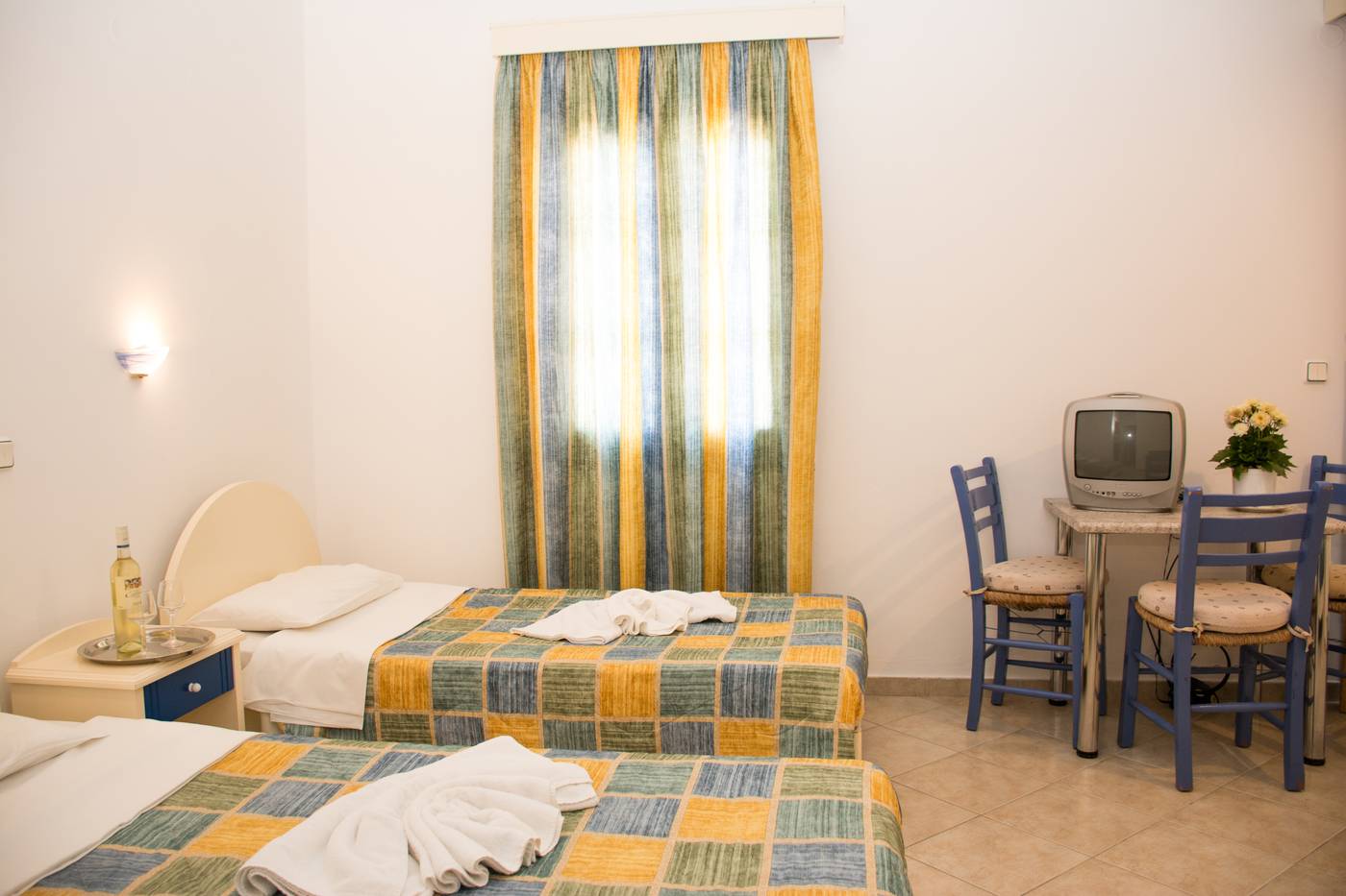 Uncle-George-Studios---Apartments-Room-11