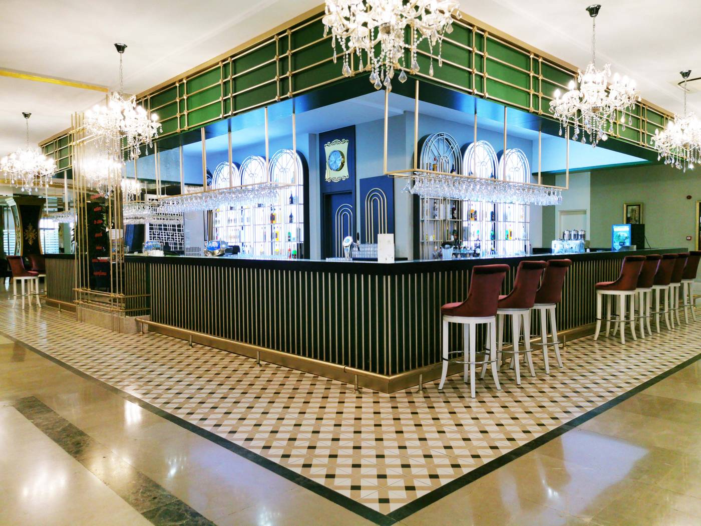 Side-Crown-Palace-Bar-30