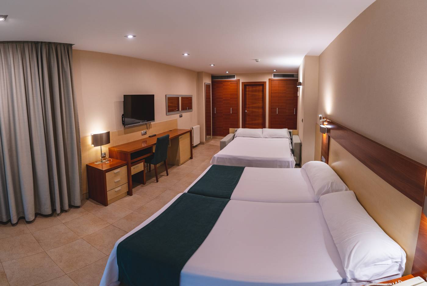 Deloix-Aqua-Center-Hotel-Room-35