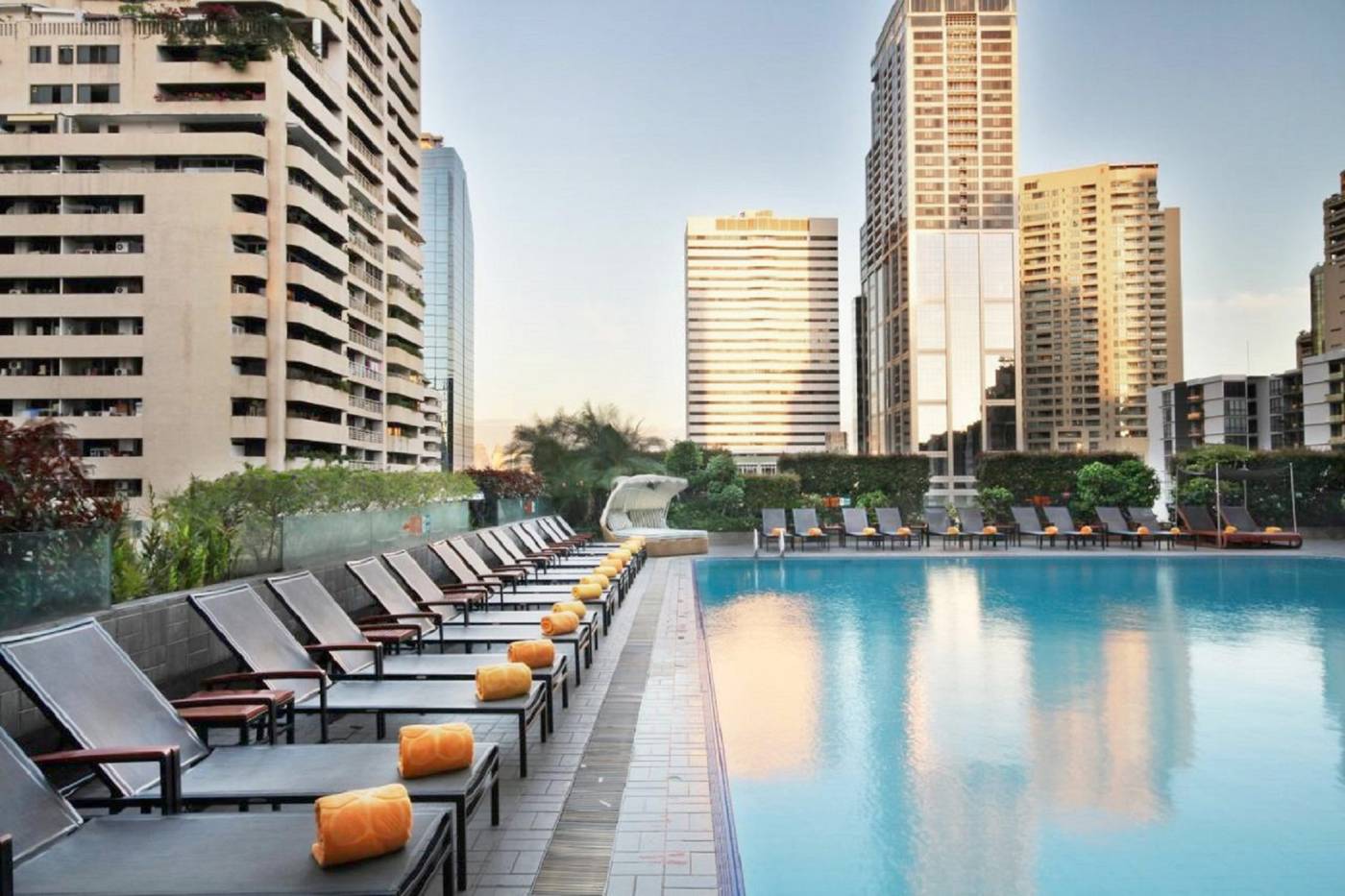 Rembrandt-Hotel-Bangkok-Pool-72
