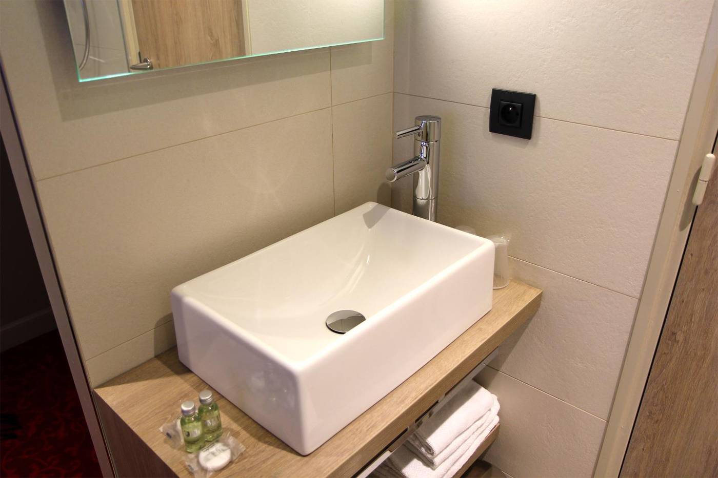 BEST-WESTERN-Hotel-Le-Montmartre-Saint-Pierre-Room-32