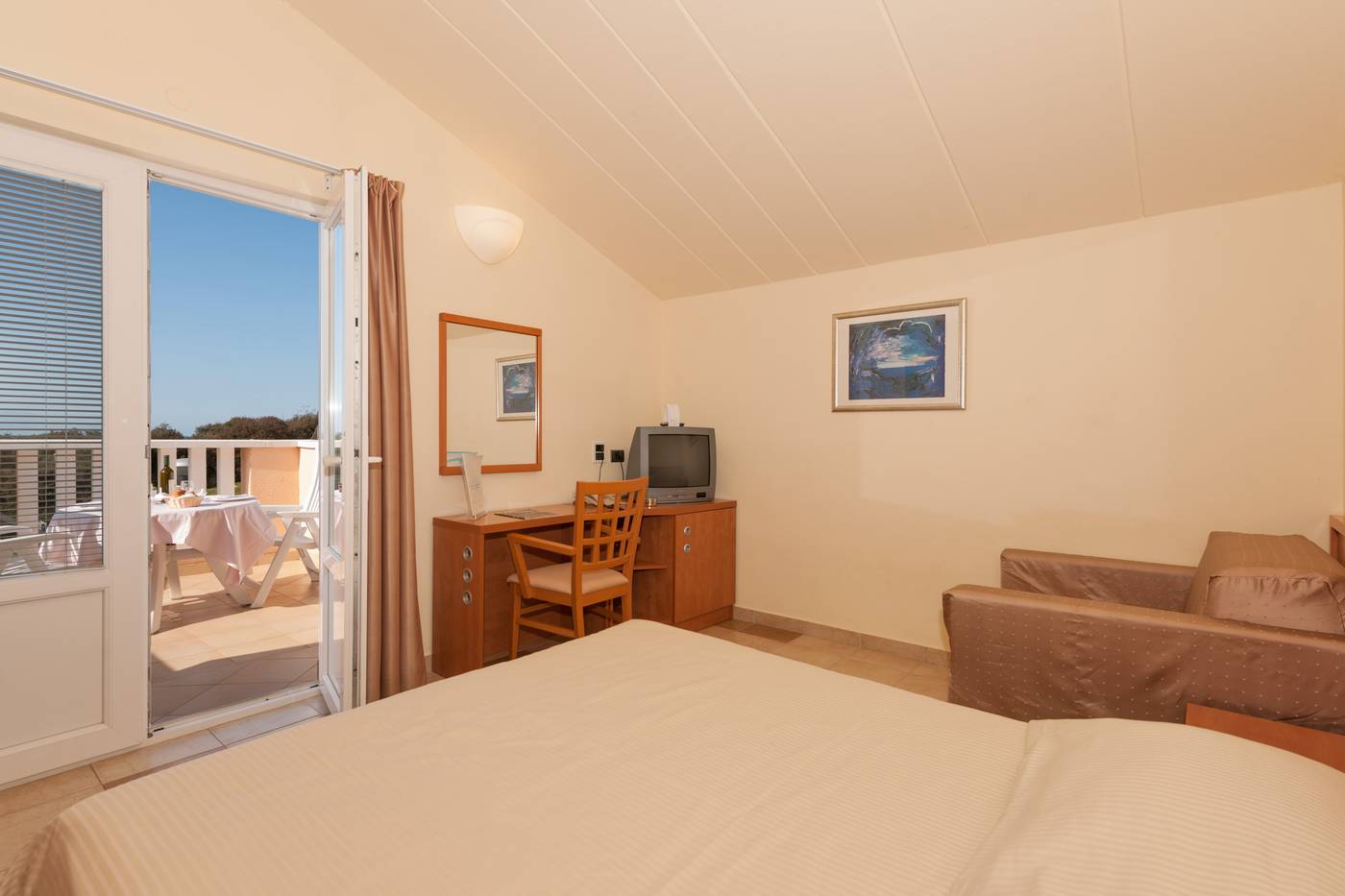 Maistra-Select-Amarin-Resort-Room-27