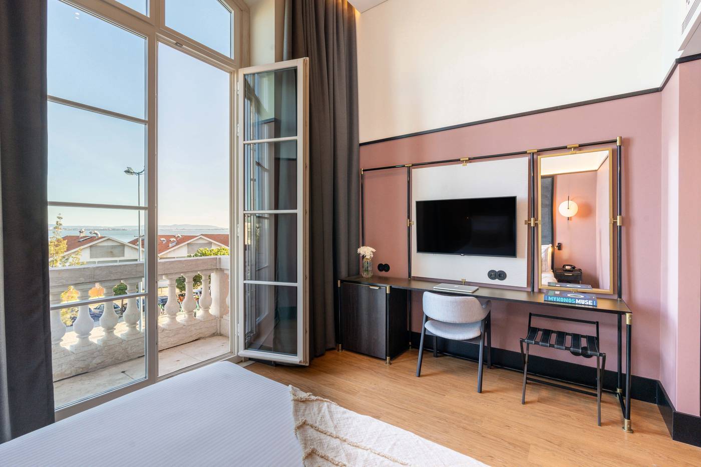 The-Editory-Riverside-Santa-Apolonia-Hotel-Room-5