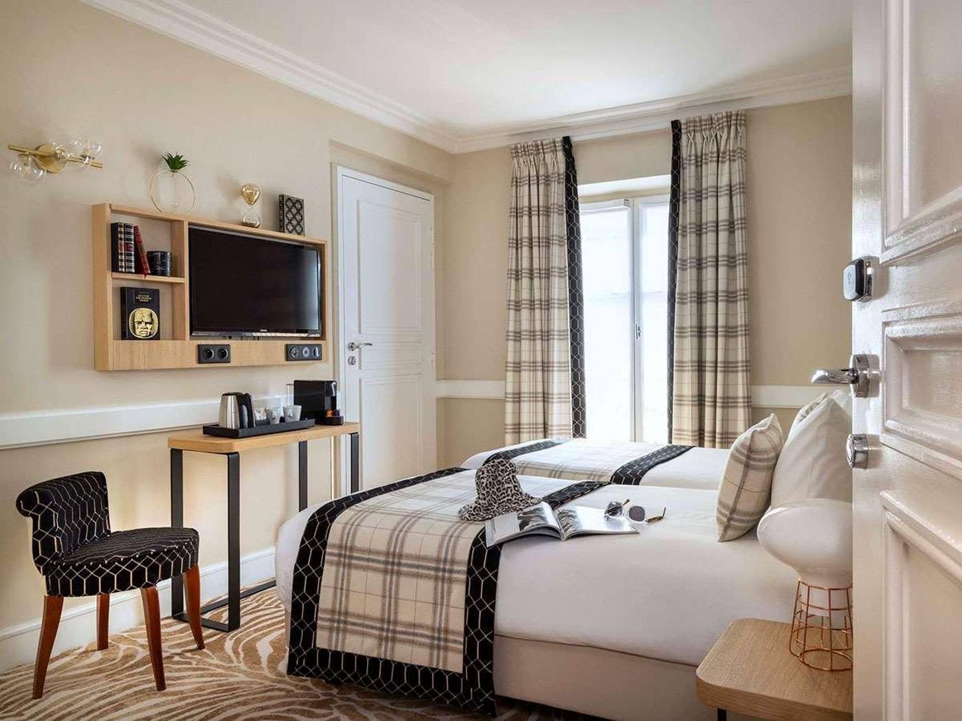 Hotel-Sleeping-Belle-Room-6