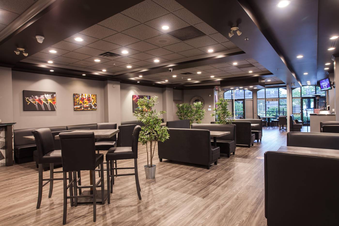 Holiday-Inn---Suites-North-Vancouver-Restaurant-14