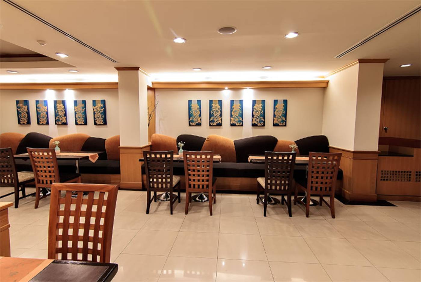 Bossotel-Inn-Bangkok-Restaurant-3