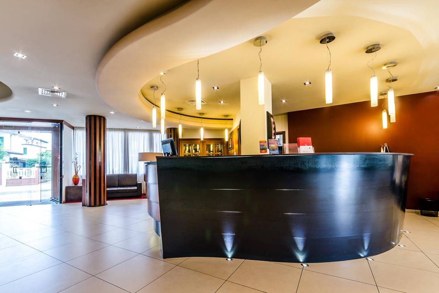 Smart-Hotel-Holiday-Lobby-2