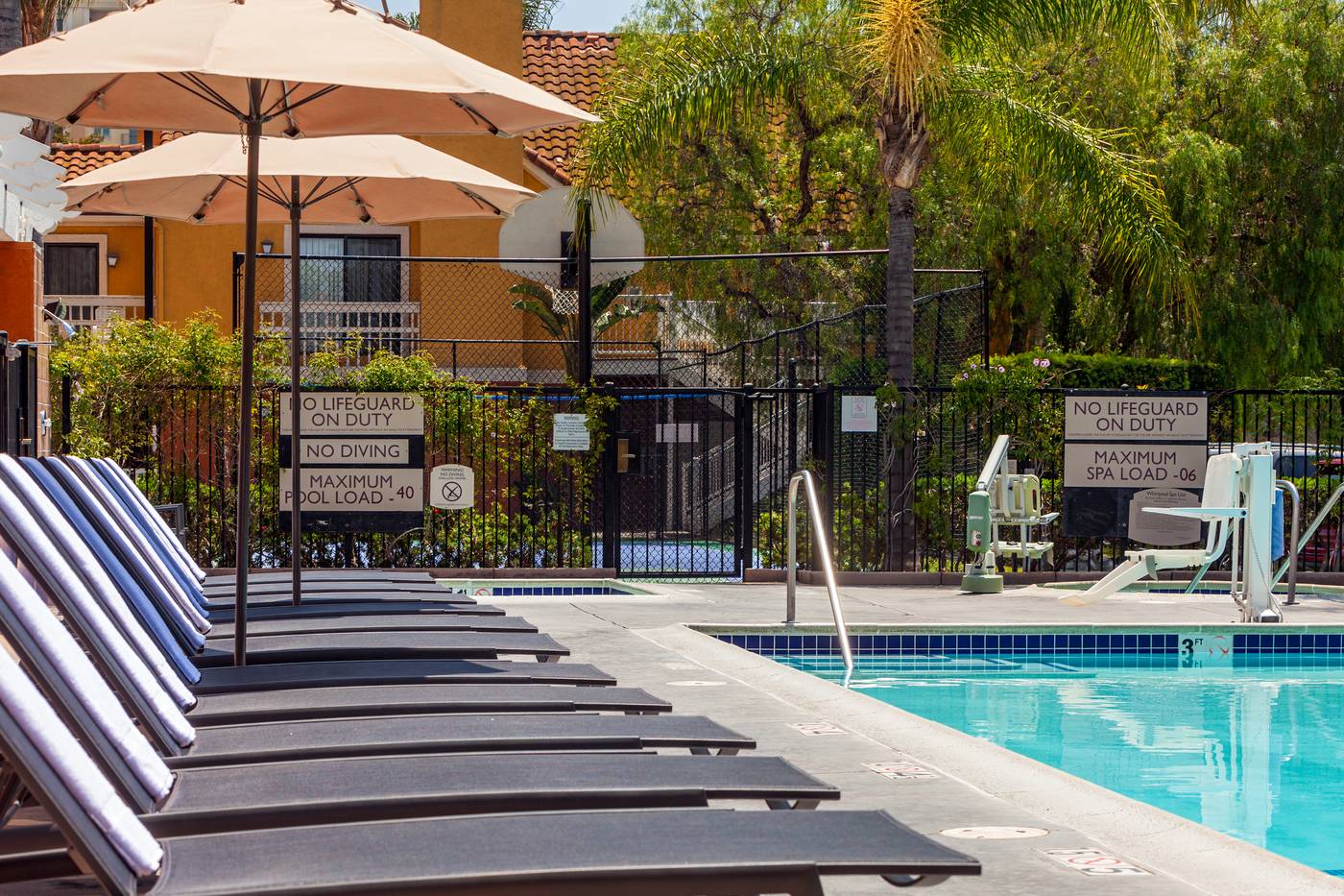 Clementine-Hotel---Suites-Anaheim-Pool-39