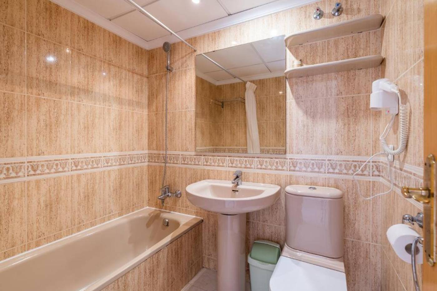 Bungalows-Imperial-Park-Room-22