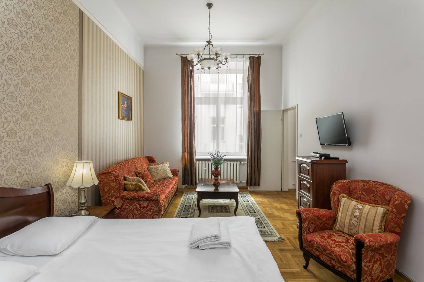 The-Spiski-Palace-Apartments-Room-12