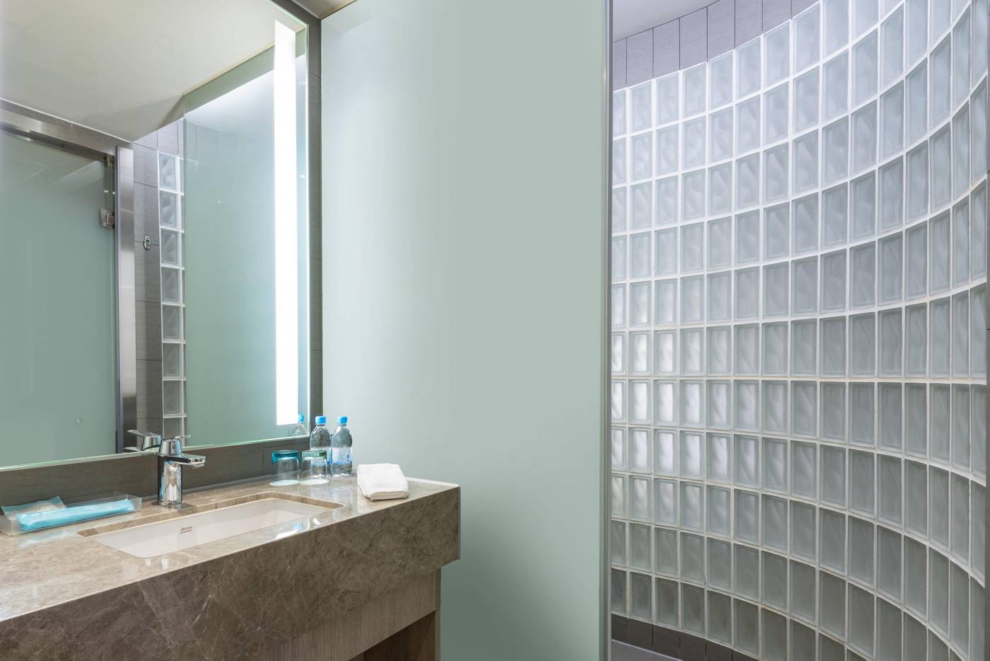 Holiday-Inn-Express-Hong-Kong-Mongkok-Room-18